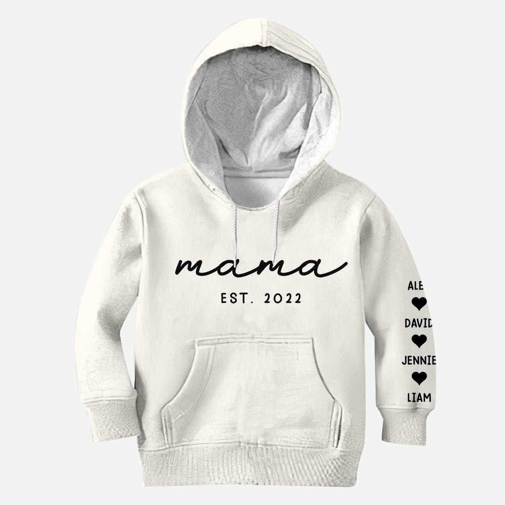 T-shirt personnalisé « Mama Est. Kids Children Names On Sleeves » avec les noms des enfants.