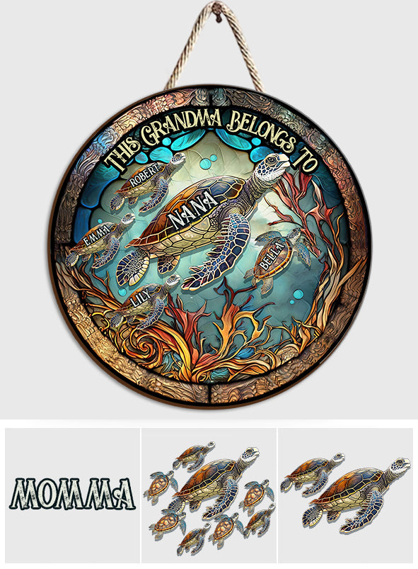 Cette grand-mère/maman appartient à - Panneau rond en bois personnalisé pour grand-mère