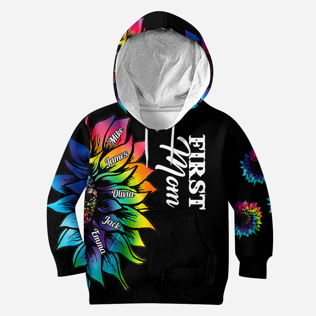 Première maman, maintenant grand-mère, avec n'importe quel titre et le nom de l'enfant - T-shirt personnalisé « Maman » sur toute la surface