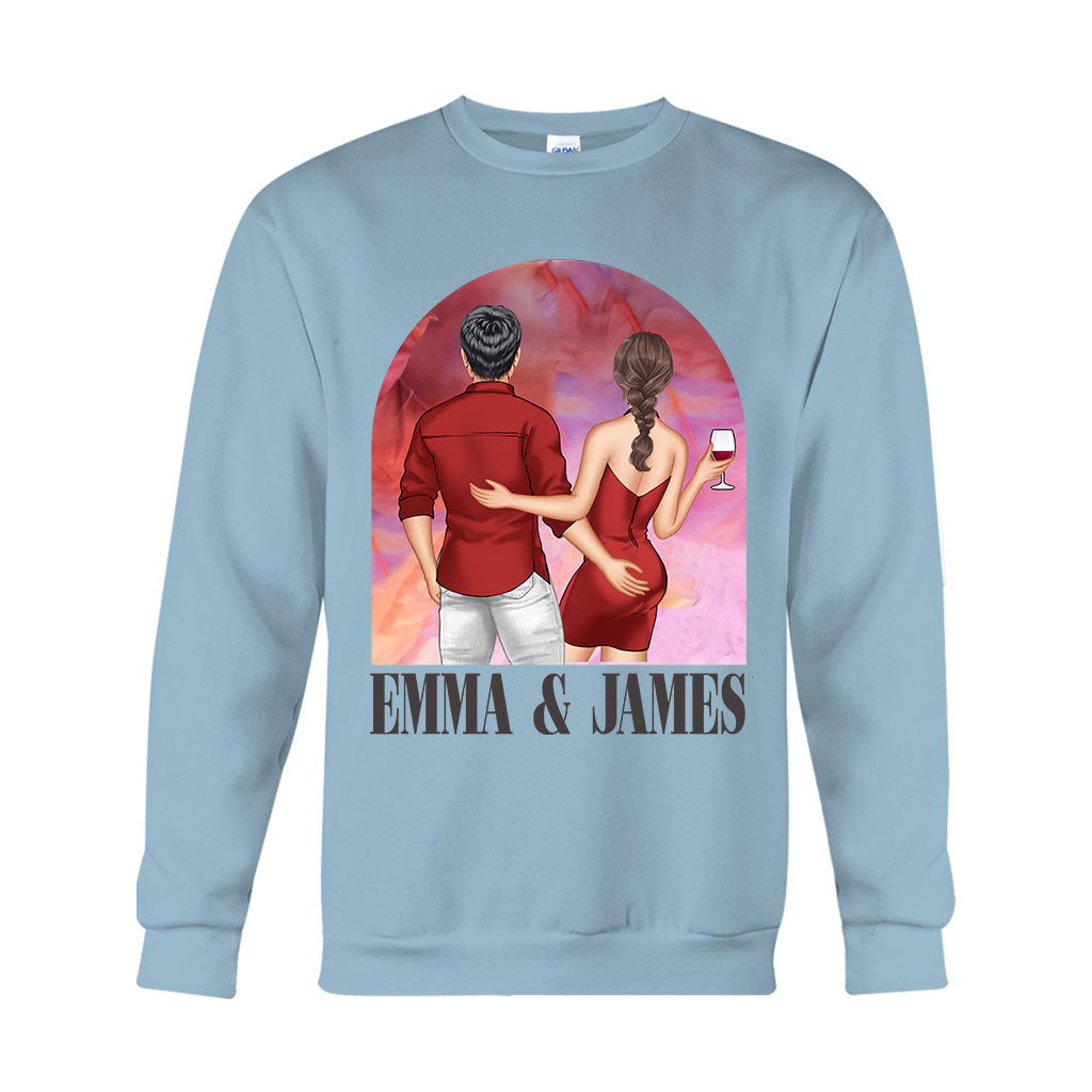 Couple sur fond rose de film - T-shirt et sweat à capuche personnalisés pour couple