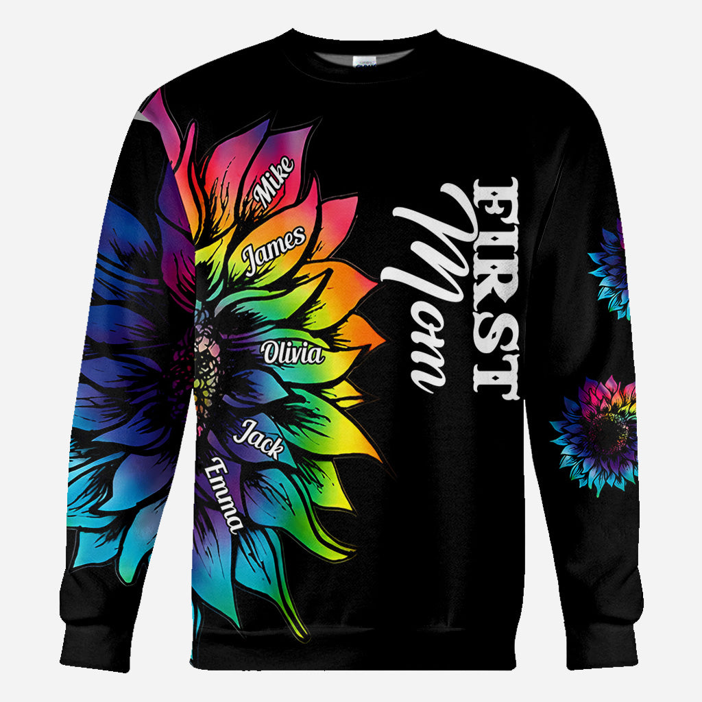 Première maman, maintenant grand-mère, avec n'importe quel titre et le nom de l'enfant - T-shirt personnalisé « Maman » sur toute la surface