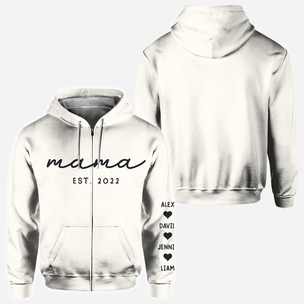 T-shirt personnalisé « Mama Est. Kids Children Names On Sleeves » avec les noms des enfants.