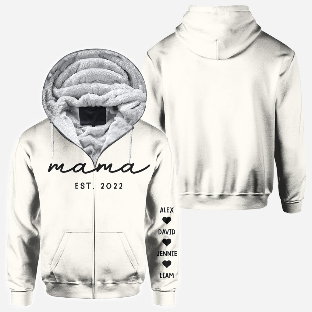 T-shirt personnalisé « Mama Est. Kids Children Names On Sleeves » avec les noms des enfants.