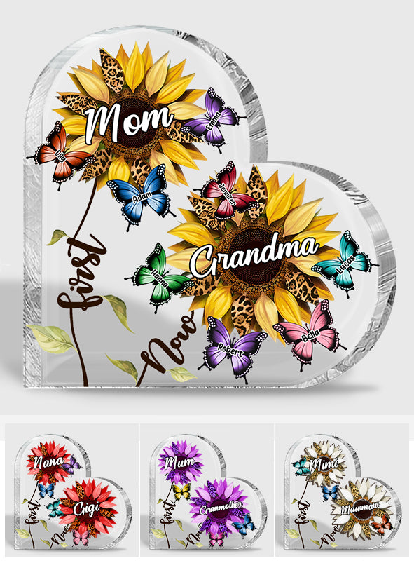 Première maman, maintenant grand-mère, tournesol et papillon - Plaque acrylique personnalisée en forme de grand-mère